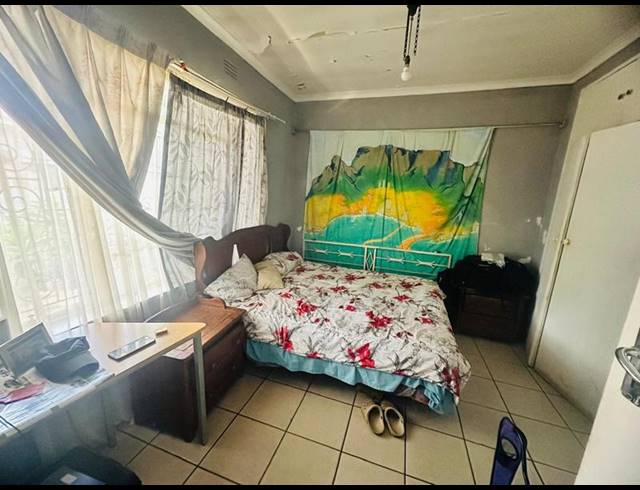 5 BEDROOM HOUSE FOR SALE IN BEZUIDENHOUT VALLEY